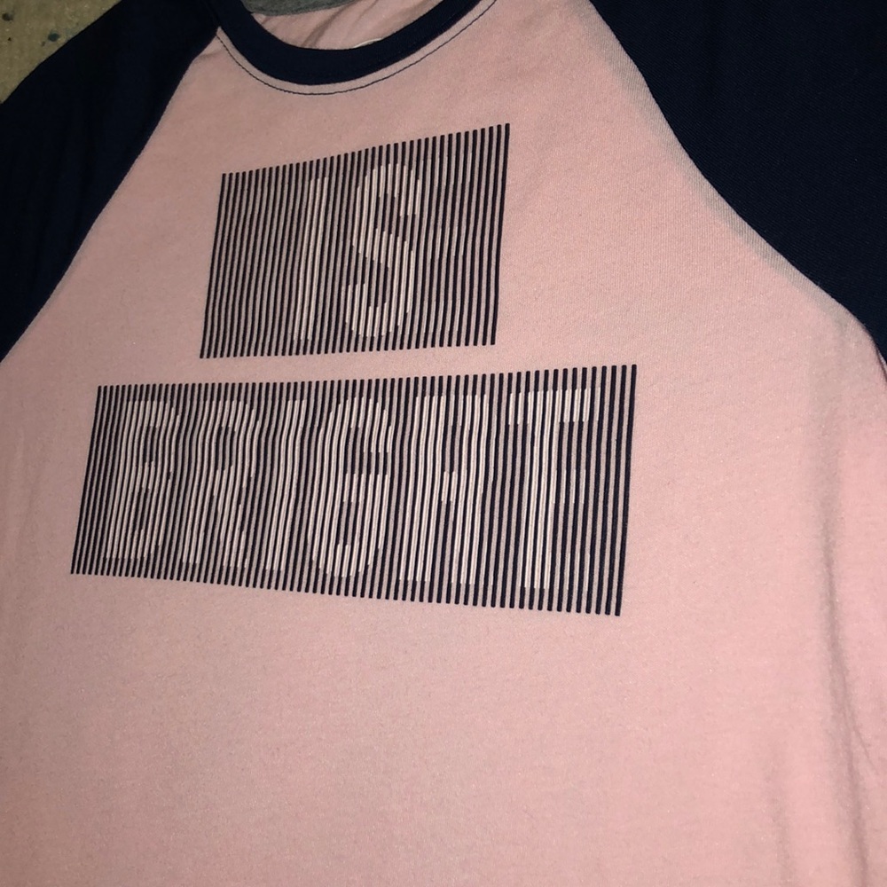 🧜🏼‍♀️3 for $15 item!🧜🏼‍♀️ hologram l/s tee - Picture 3 of 3